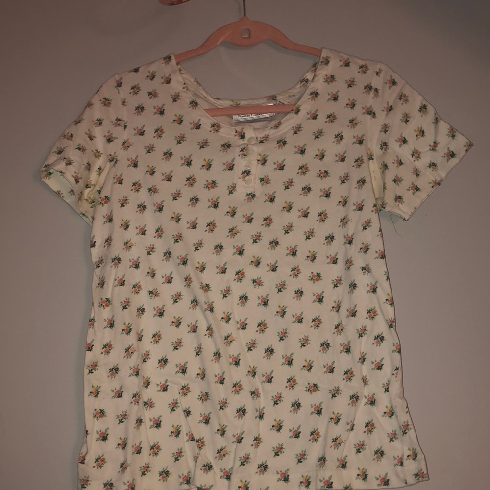 White flower print tee